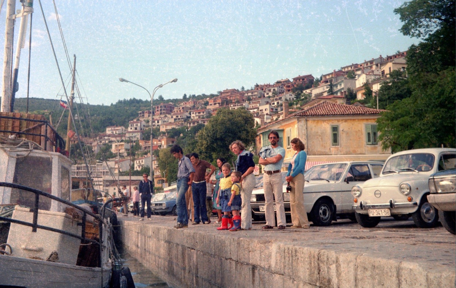 Hafen von Rabac, August 1981, Familie und alte Autos