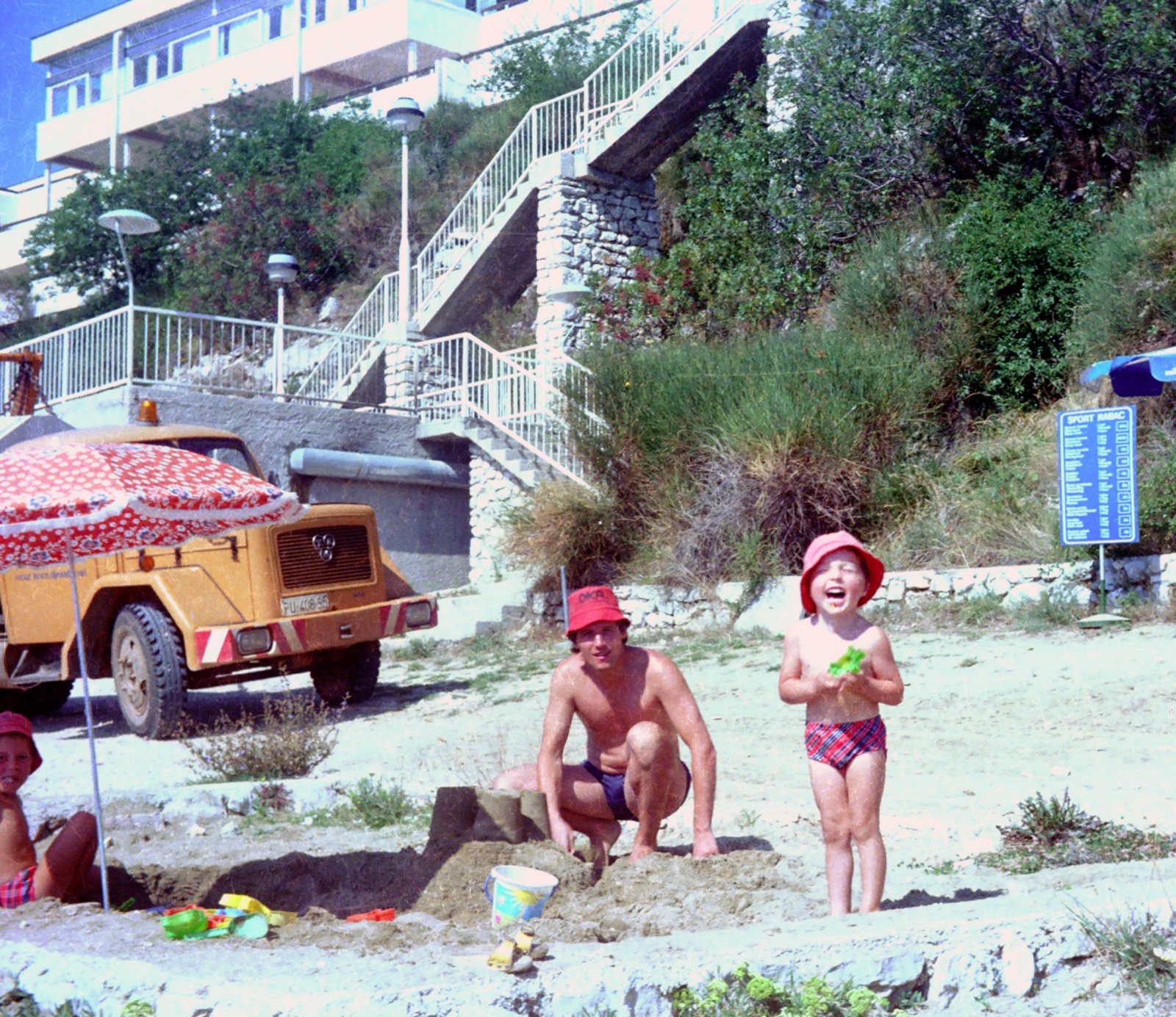 Strand von Rabac 1981, Vater und Kind beim Sandburgenbauen